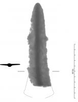 PTL-8002 - Pointe de lance à base évaséeferPointe triangulaire marquée par un axe longitudinal plus épais et dont la base (avant emmanchement) est évasé, voire munie de pointes latérales.