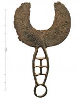 RSR-1005 - Rasoir à double tranchant : type EschbornbronzeRasoir en bronze à double tranchant, en forme de lunule. Manche ajouré, en forme d'ellipse (barres transversales) terminée par un anneau.