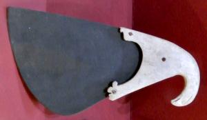 RSR-4008 - Rasoir à manche d'ivoireivoire, ferManche en ivoire, terminé par une tête d'aigle, dans lequel vient s'insérer la lame en fer, fixée par des rivets.