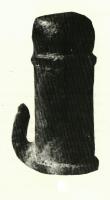 SCH-4017 - Suspension de caisse de char : crochet simple en forme de doigtbronzeDouille cylindrique qui se termine au sommet par une sphère aplatie. Près de la base, robuste crochet en forme de doigt.