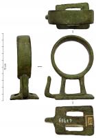 SCH-4022 - Anneau avec suspensionbronzelarge anneau aplati, posé par deux solides tiges sur une patte rectangulaire ajourée, d'où émerge latéralement un crochet en forme de doigt, replié vers le haut.