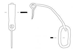 SER-6002 - Moraillon à auberon libre à ferrure plate coudéeferPlaque rectangulaire coudée aux extrémités perforées, accueillant d'un côté une patte de fixation à deux fiches et de l'autre l'auberon rectangulaire de section méplate.
