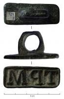 SIG-4017 - Signaculum quadrangulaire (initiales)bronzeSignaculum rectangulaire, comportant, dans un cadre, une ligne de lettres rétrogrades en relief, donnant en général de simples initiales. Au revers, anneau du diamètre d'une bague, avec souvent un contre-sceau (symbole) sur la face extérieure.