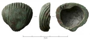SIT-4053 - Support de situle en forme de coquillagebronzeSupport en bronze affectant la forme d'un coquillage. 
