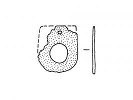 SPD-4001 - Suspension de pendant de harnaisbronzeSuspension formée d'une plaquette de tôle, percée pour un rivet de fixation sur la sangle en cuir, prolongée par un anneau auquel se fixe le crochet du pendant.