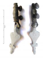 SPD-4011 - Suspension de pendant de harnaisbronzeBarrette moulurée, terminée par un anneau auquel on peut suspendre un pendant, et équipée au revers de deux rivets coulés en forme de champignons pour la fixation sur une lanière de cuir.