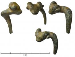 STE-3018 - Statuette zoomorphe : serpent à cornes de bélierbronzeSerpent à cornes de bélier, dont le corps tourné à angle droit semble monté sur un objet horizontal, sans doute un socle.