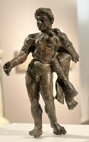 STE-3045 - Statuette : Hercule - MelqartbronzeLe dieu, nu et musclé, en position déhanché, tenait un objet dans la main droite ; la massue est tenue à gauche, le bras et l'épaule couverts de la léonté. 