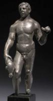 STE-4065 - Statuette : Hermès - Mercure nu, au caducée sur l'épauleargentLe dieu, entièrement nu, sans pétase (la présence d'ailerons aux chevilles reste incertaine), est en appui sur la jambe gauche; une lourde bourse pend de sa main droite et la main gauche devait tenir un caducée qui reposait sur l'épaule.