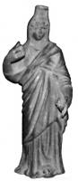 STE-4163 - Statuette : Isis - Fortune (variante)bronzeIsis - Fortune debout, drapée dans un chiton et un himation recouvrant le corps jusqu'au pieds, et passé sur l'épaule gauche ; seule la pointe des pieds émerge du vêtement s'évasant sur le sol. La tête, recouverte par un plis du vêtement, est surmontée d'un kalathos très simplifié. La main droite, ramenée vers l'épaule, maintenait un attribut disparu, et une corne d'abondance, devait reposer dans la main gauche, qui pend simlement le long du corps.