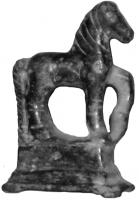 STE-4190 - Statuette zoomorphe : cheval soclébronzeStatuette en bronze figurant un cheval à la parade, la tête droite, levant une des pattes avant, queue et crinière soigneusement peignées, coulé avec un socle dont la base à degrés est surélevée sur quatre petits supports d'angles.