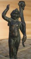 STE-4230 - Statuette : Eros - AmourbronzeAmour, sous la forme d'un jeune enfant nu, ailé, avançant en levant la main droite, avec une longue corne d'abondace au creux du bras gauche.