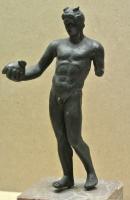 STE-4316 - Statuette : Hermès - Mercure nu, à ailerons, bourse tenduebronzeLe dieu est représenté sous les traits d'un jeune homme, imberbe, dans une nudité complète. Il prend généralement appui à droite et la jambe gauche est très légèrement en retrait. Il tend dans le creux de la main droite une bourse et tient à gauche, le long du bras, un caducée. La tête est nue : seuls deux ailerons émergent de la chevelure courte et bouclée. En général, le dieu ne porte pas les endromides.