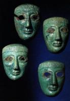 STE-4323 - Masque aux yeux incrustésbronze, verreMasque de style celtique, au modelé schématique, lèvres serrées; yeux de verre bleu rapportés dans des orbites vides.