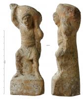 STE-4341 - Statuette : portefaixterre cuiteFigurine deprésentant un portefaix : homme aux cheveux courts, vête d'une tunique et d'une large ceinture, les genoux ployés, posant sur ses épaules un sac volumineux qu'il retient de ses deux mains levées.