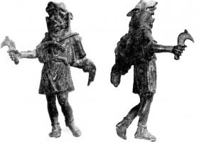 STE-4421 - SilvainbronzeLe dieu, figuré sous la forme d'un homme barbu, d'âge mûr, aux longs cheveux tombant sur les épaules, est vêtu d'une tunique courte, resserrée à la taille par une ceinture. Il porte une peau de loup. Il tient dans main droite une serpe.