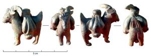 STE-4462 - Statuette : bouc bâtébronzeFigurine de bouc chargé de deux sacs dorsaux, pendant sur les flancs.