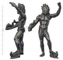 STE-4485 - Statuette : Poséidon - NeptunebronzeLe dieu figuré sous la forme d'un homme nu, d'âge mûr, barbu et couronné, pose le pied sur une proue de navire, tient dans la main gauche un dauphin et s'appuie à droite sur la hampe d'un trident.