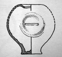 TIR-4001 - Tirelire tournéeterre cuiteVase tourné, avec pied mais généralement sans col, à sommet plat ou conique, dans lequel on a aménagé, le plus souvent avant cuisson, une fente destinée à l'insertion de pièces de monnaies.