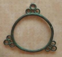 TRQ-3024 - Torque à décor ternaire (anneaux)bronzeTorque à jonc circulaire fermé, orné de trois motifs régulièrement disposés sur le pourtour, et parfois séparés par des motifs plastiques : ensembles de trois anneaux, ou un anneau accosté de trois boules.