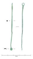 TRT-4018 - Cure-oreille à bélière appartenant à un nécessaire de toilettebronzeInstrument constitué d'une curette circulaire à ovale, plane ou creuse terminant une tige de section variable, le plus souvent circulaire à polygonale, dotée à sa seconde extrémité d'une bélière de suspension généralement moulurée.