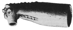 TYR-2001 - Tuyère à extrémité zoomorpheterre cuiteTuyère cylindrique, dont l'extrémité rétrécit avant de former un angle droit et une embouchure en forme de tête animale (décor modelé).