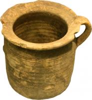 VAI-4001 - Vase d'aisanceterre cuiteRécipient cylindrique, anse rubannée, bord horizontal ou légèrement oblique, permettant de s'asseoir dessus.