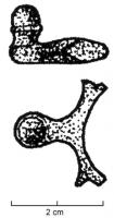 AGC-3038 - Anneau à bouton et volutesbronzeTPQ : -120 - TAQ : -50Anneau coulé avec un  bouton perpendiculaire, accosté de deux volutes parfois réduites à des ergots. Le sommet du bouton peut être orné de tris incisions en triangle.