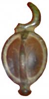 AML-3008 - Amulette : cage avec galetbronzeAmulette en bronze coulé, comportant un anneau de suspension sommital et deux, trois ou quatre tiges enserrant un galet (souvent perdu). La forme générale peut être ovalaire, ou former un espace parallélépipédique à partir d'un dispositif coulé, nettement plus solide que les objets où la cage est simplement nouée.