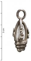 AML-3015 - Amulette : cage avec galetargentAmulette coulée, comportant un anneau de suspension sommital et deux, trois ou quatre tiges enserrant un cristal de roche. La forme générale peut être ovalaire, ou former un espace parallélépipédique.