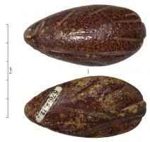 AML-4027 - Amulette : amandeambreAmulette en forme d'amande : volume ovoïde allongé, marqué de stries plus ou moins marquées, suggérant l'épiderme de la gangue externe du fruit.