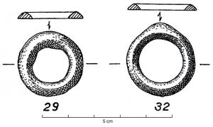 ANO-1041 - Anneau de section triangulaire ou plano-convexebronzeTPQ : -900 - TAQ : -750Anneau fermé, de section triangulaire ou plano-convexe; l'une des faces latérales est plane. Le pourtour peut être irrégulier.
- variante a : section triangulaire;
- variante b : section plano-convexe