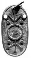 APH-4001 - Applique de harnais émailléebronzeApplique de harnais, forme ovale (les côtés longs peuvent être presque parallèles), de grande taille (>25 mm), deux boutons de fixation pour cuir au revers ; décor émaillé en champlevé, motifs symétriques.
