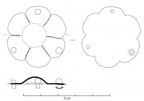 APH-7018 - Applique de harnais rivetéebronzeApplique en forme de fleuron, souvent dorée ; la bordure est perforée pour le passage de deux ou trois rivets de fixation.