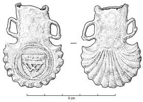 APL-9008 - Ampoule de pèlerinageplombAmpoule coulée en plomb, avec deux anses en triangle de part et d'autre du col et un revers en forme de coquille; la face principale est ornée d'un blason en forme d'écu, sur fond de petits losanges : 