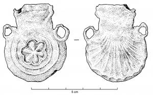 APL-9010 - Ampoule de pèlerinageplombAmpoule coulée en plomb, avec deux anses en triangle de part et d'autre du col et un revers en forme de coquille; la face principale est ornée d'un fleuron à 6 pétales, entouré de deux cercles concentriques.