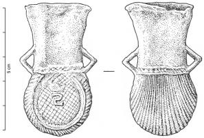 APL-9013 - Ampoule de pèlerinageplombAmpoule coulée en plomb, avec deux anses en triangle de part et d'autre du col et un revers en forme de coquille; la face principale est ornée d'un S inversé, sur un fond réticulé (sans doute sous une couronne), le tout entouré de deux cercles concentriques.