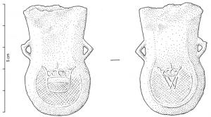 APL-9014 - Ampoule de pèlerinageplombAmpoule coulée en plomb, avec deux anses en triangle de part et d'autre du col; chaque face est ornée d'une couronne sur fond réticulé ; sous la plus petite, un W.