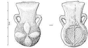 APL-9018 - Ampoule de pèlerinageplombAmpoule coulée en plomb, avec deux anses en triangle de part et d'autre du col; sur une face, une fleur à 4 pétales sur fond réticulé ; sur l'autre face, un cœur surmonté d'un nœud, à motif réticulé, entre deux épis (?).