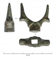 AQB-8001 - Berceau de fourquinebronzeObjet en arceau, deux robustes pointes, effilées ou non, soutenues par des ergots, étant réunies sur une base percée d'une ouverture ronde ou rectangulaire.