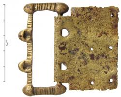 BAC-6014 - Bouche à chape articulée en tôlebronzeBoucle à chape rectangulaire en tôle, articulée, à deux ardillons. La plque encochée pour le passage de la boucle porte une série de perforations (décor et fixation sur la ceinture); la boucle est ornée de protubérances régulièrement disposées (deux forment les repos des ardillons) sur une tige marquée de profondes incisions transversales.
