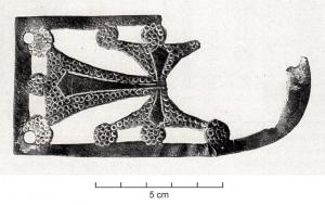 BAC-6042 - Boucle à ajourée rivetée : croix du LanguedocbronzeApplique rectangulaire sauf un petit côté arrondi, ornée d'ajours définissant une croix du Languedoc; trois trous dans la bordure pour une fixation clouée ou rivetée. Il s'agit sans doute d'un décor destiné à être riveté sur une chape à extrémité arrondie.
