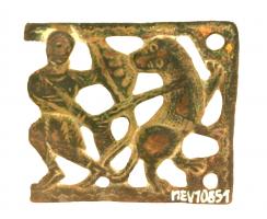BAC-6052 - Boucle à chape ajourée rivetée : chasse au lionbronzeBoucle à chape rectangulaire, décor en relief ajouré et riveté aux quatre angles, représentant un au centre un homme armé d'une épée et d'un bouclier, combattant un lion dressé à droite, retourné vers lui : scène de chasse ou scène religieuse.