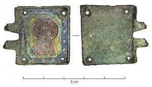 BAC-7050 - Boucle à chape émaillée : saint ou personnage bibliquebronzeBoucle à plaque rectangulaire (presque carrée) ornée d'émaux champlevés formant un motif géométrique centré, habituellement une croix à l'intérieur d'une bordure polychrome ; deux rivets de fixation pour la ceinture