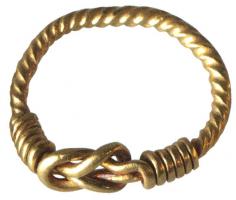 BAG-4016 - Bague filiformeorBague filiforme, à jonc torsadé ; les extrémités effilées forment un 