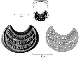 BAG-4037 - Bague signaculum (lunule)bronzeBague coulée, à chaton en forme de lunule creusé pour dégager une inscription rétrograde, lettres en creux ou en relief selon les exemplaires. L'inscription nominale désigne sans doute un vilicus et le propriétaire.