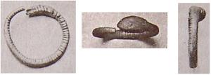 BAG-4062 - Bague serpentiformeargentBague ouverte figurant le corps entier d'un serpent, avec une tête bien dessinée, un corps lisse ou cannelé et une queue effilée se terminant à côté de la tête.