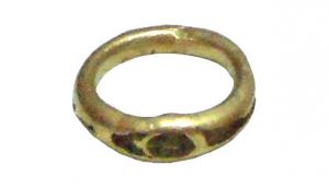 BAG-4070 - Bague à intailleorBague à jonc massif, de section quadrangulaire adoucie, simplement élargie à l'emplacement du chaton à intaille.