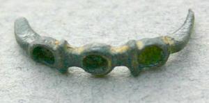 BAG-4097 - Bague émailléebronzeBague à triple chaton, soit de simples cabochons identiques séparés par des moulures, soit un disque plus important entre deux autres réduits ; chaque chaton est émaillé.
