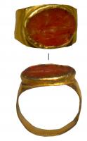 BAG-4138 - Bague à chaton rapporté et intailleor, pierreBague à jonc plat et égal, élargi au sommet mais sans épaulements ; le chaton rapporté enserre une intaille dépassant du jonc.